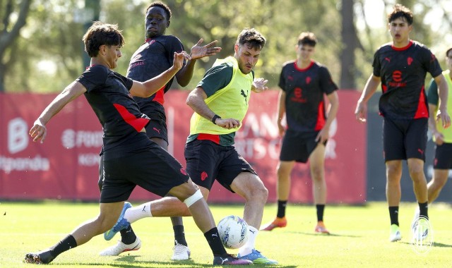 开云体育官网官方网站-跟队记者：米兰部分球员和预备队进行了一场训练赛