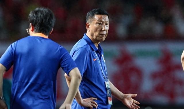 记者：经纪人“大姐”现身上海，要找瓦科聊，崔康熙又有想法