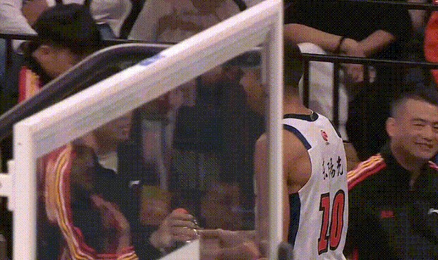 生涯之夜！奎因12中10轰30分成客场消声器，一人得分超辽宁三外援